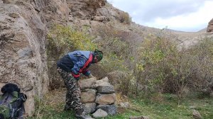 ОДИНОЧНЫЙ КЕМПИНГ ДЛЯ ВЫЖИВАНИЯ В ДОЖДЬ, Строительство теплого КУСТАРНИКА - Строительство костра