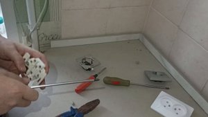Распаковка розетки попытка раскрутить крепления под провода развалилась керамика