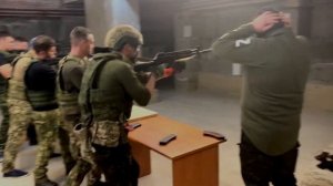 Смена магазина АК в стойке