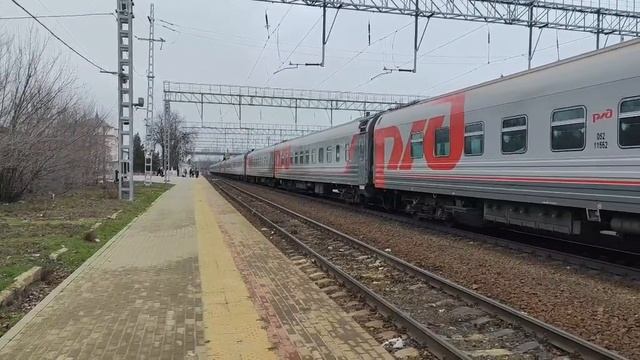 Электровоз ЭП1М-525 с поездом 382 Москва-Грозный отправляется со станции Шахтная смотреть онлайн