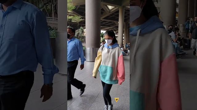 Shweta Bachchan & Navya Naveli Nanda Spotted at Mumbai Airport ✈️📸💕 смотреть онлайн