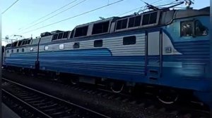 Тепловоз ЧМЭ3-2230 с грузовыми вагонами и электровоз ЧС7-142 с пассажирским поездом на станции Изюм