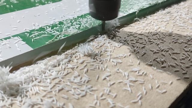 Фрезеровка поликарбоната на станке с ЧПУ. 4 мм фреза выброс стружки вверх