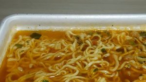 пробую красный доширак с говядиной