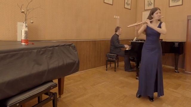 Попова Ксения - И.С. Бах соната ми мажор 1,2 части смотреть онлайн