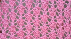 Легкий ажурный узор спицами.