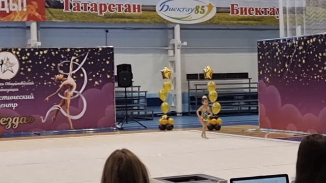Первое выступление гимнастки под песню Модница. Первое место. смотреть онлайн
