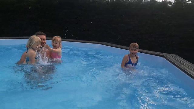 Открыли сезон купания в бассейне Sisters Like Vlog shorts смотреть онлайн