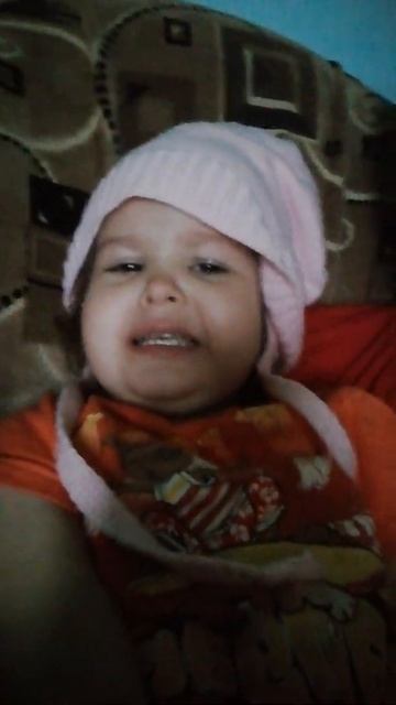 ДАРИНОЧКА НОСИТ ДОМА ШАПКУ ЖДЁТ ЗИМЫ смотреть онлайн