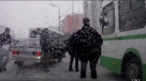 Мужик ломает автобус. Беспредел на дороге.