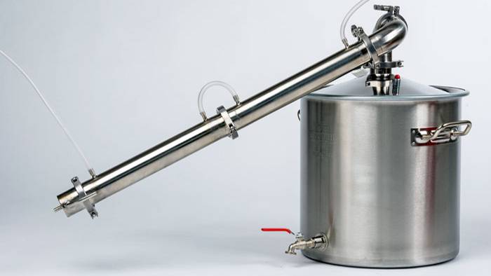 Холодильник  дефлегматор при первой перегонке на самогонном аппарате Вейн