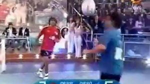 ПОСМОТРИТЕ, ЧТО ВЫТВОРЯЮТ Месси и Марадона