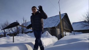 Скинул снег со старой конюшни.