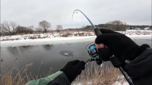 ЩУКА на МИКРОДЖИГ ранней весной! Рыбалка на cпиннинг ультралайт с берега