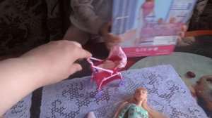 Девочке подарили барби с малышом и коляской