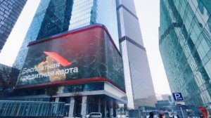 Реклама Альфа Банка медведь разбивает баннер в Москва сити