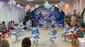 Танец девочек старшей группы "Падают снежинки"