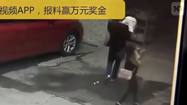 Женщина попала в больницу из-за упавшей на нее «с неба» собаки смотреть онлайн