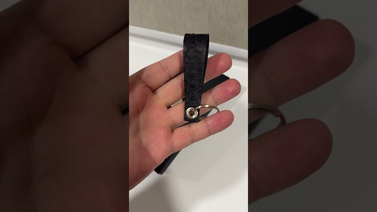 Чехол ручной работы из кожы королевского питона с добавлением латунного герба для #iphone16promax смотреть онлайн