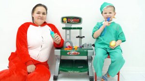 25 Ребенок стоматолог лечит зубы маме после конфет в кабинете
