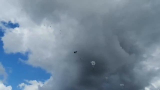 Две БМД (боевые машины десанта) с нераскрывшимися парашютами