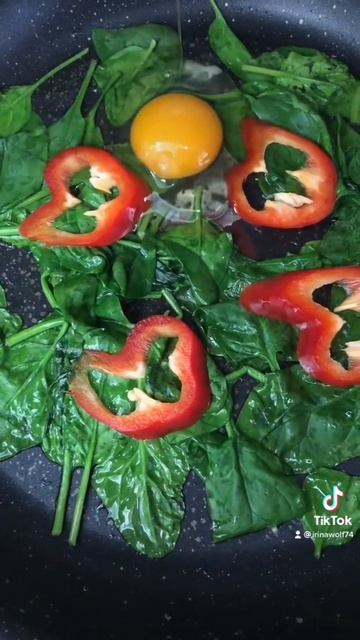 Fried eggs with spinach. Глазунья со шпинатом.