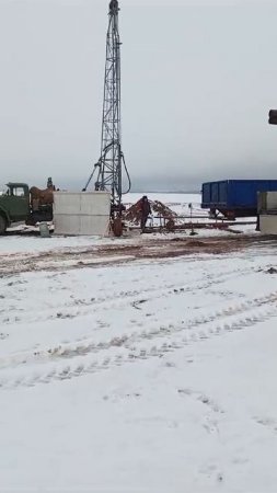 Перед каждой операцией по подъему и перемещению груза стропальщик должен подавать