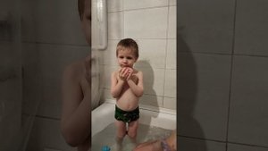 1 сезон. 5 серия. Дети продолжают купаться и играть в ванной.