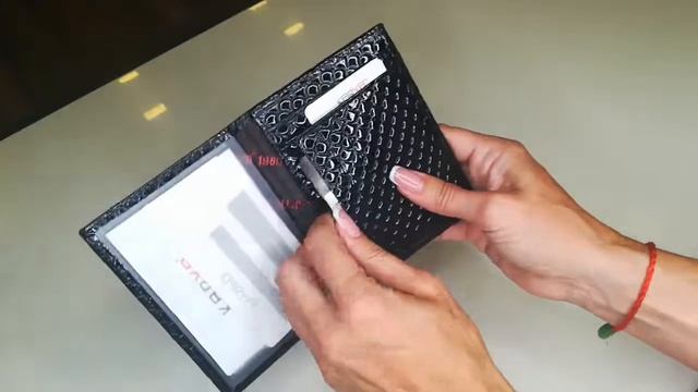 ОБЛОЖКА КОЖАНАЯ ДЛЯ АВТОДОКУМЕНОВ С ПРОЗРАЧНОЙ ВСТАВКОЙ KARYA 0010 124 ЧЕРНЫЙ ЛАК смотреть онлайн