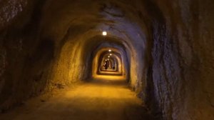 Проход через туннель в Бечичи, Черногория.