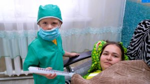 13 Заболела мама и ребенок стал  ее лечить вареньем