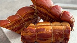 Грудинка горячего копчения после отдыха мяса, делаю первый срез и проверяю на просол и копчение !