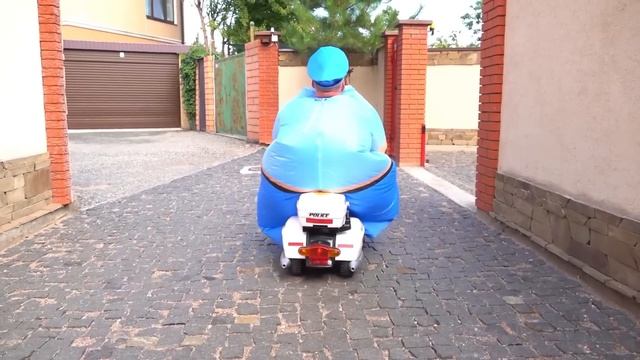 Dima repareert een tractor en werkt bij een wasstraat смотреть онлайн