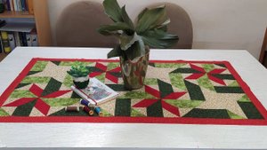 Урок лоскутного шитья: Как сшить великолепную дорожку с помощью волшебного полуквадратного треугольн