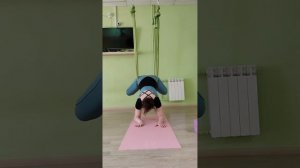Аэройога. Стойка на предплечьях из виса Воздушная бабочка.