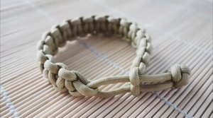 How to Make a Mad Max Paracord Cobra Stitch Bracelet Tutorial(360P)