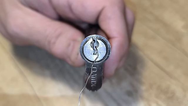 Как вытащить сломанный ключ из личинки замка - 100% способ!! смотреть онлайн