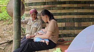 The single mother met a kind landowner who helped and completed the bamboo house. Ly Vy Ca