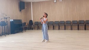 Диана исполняет песню, "говорят, дельфины говорят". Репетиция)