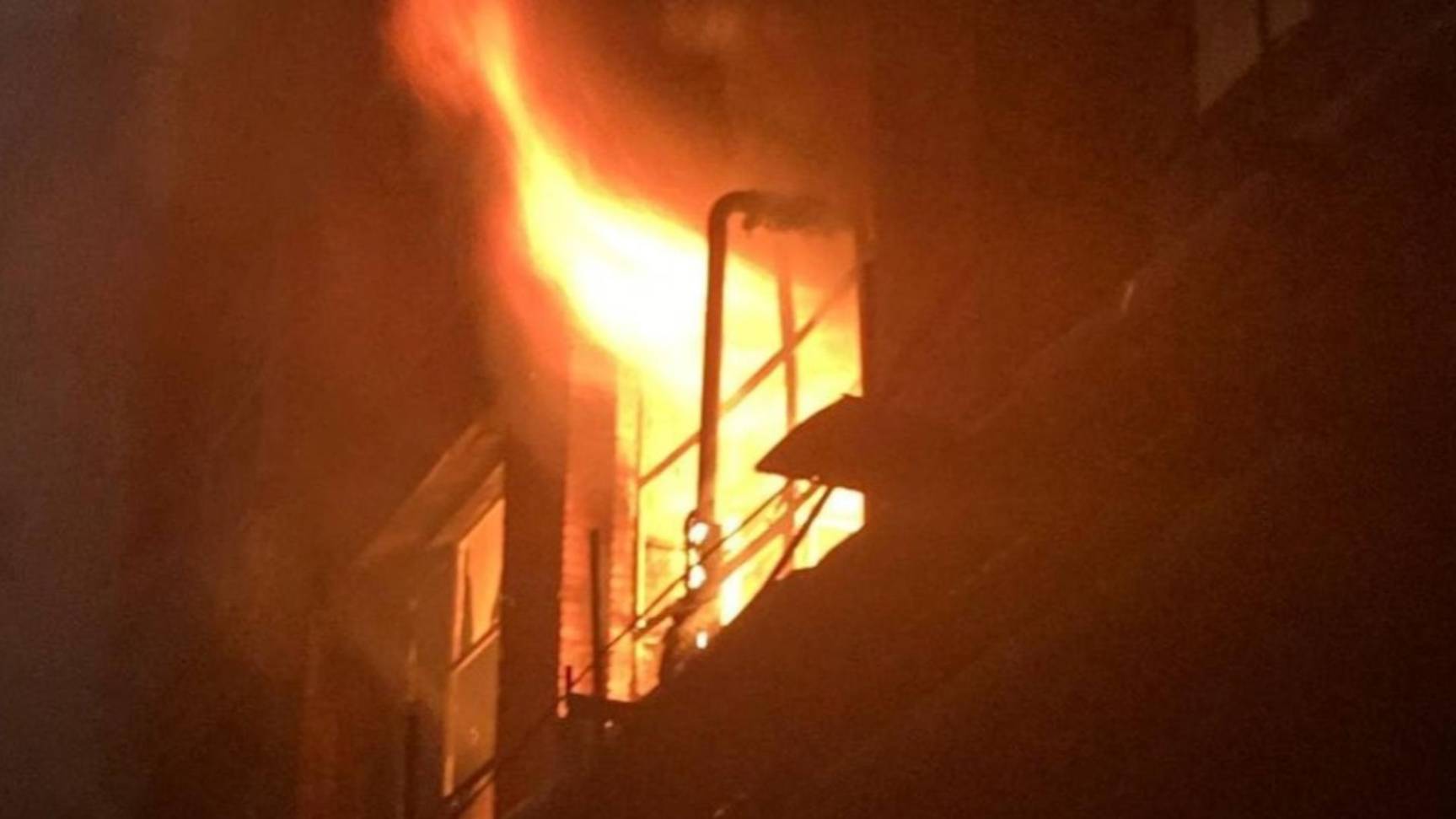 Пожарные потушили горящее здание Электрозавода за 4,5 часа