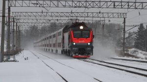 Грузовые и пассажирские поезда в снегопад. Станция Пычас Горьковской железной дороги