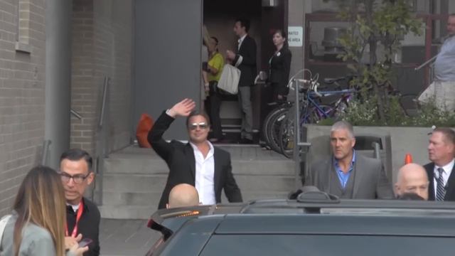 Brad Pitt Ditches Deodorant and Soap | Splash News TV | Splash News TV смотреть онлайн