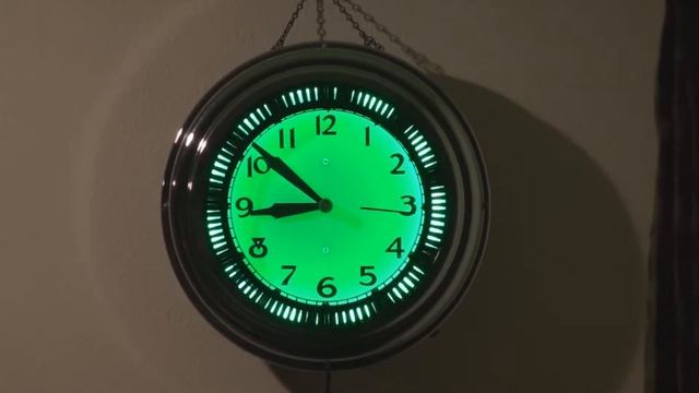 Spinner Neon Clock смотреть онлайн