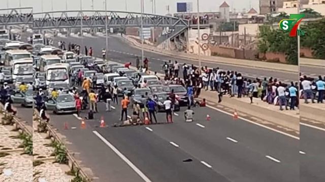 Le cortège du Ministre de l'intérieure bloqué, Bougane convoqué au commissariat central смотреть онлайн