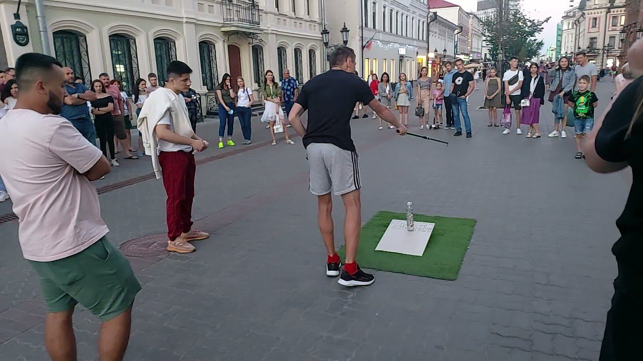 Бутылка и удочка Толпа пытается поднять