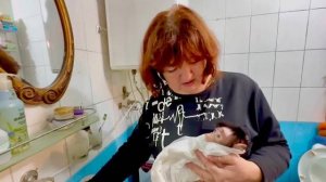 Моя мама помыла малышку Анфису и понесли отдавать ее грозной мама гамадрилу!