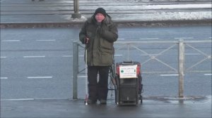 Музыкант у метро Пионерская. Петербург. 08.02.25.