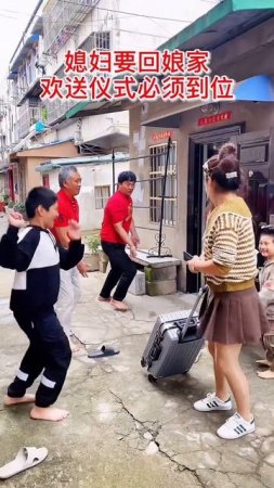 和媳婦吵架，氣的非要離家出走，為了挽留她一家人只有火上澆油#funny #shorts