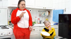 24 Ребенок с утра повторяет все движения за мамой