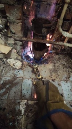 Выжигаю раструб канализации☢️‼️ #сварка #welding #газосварка #diy